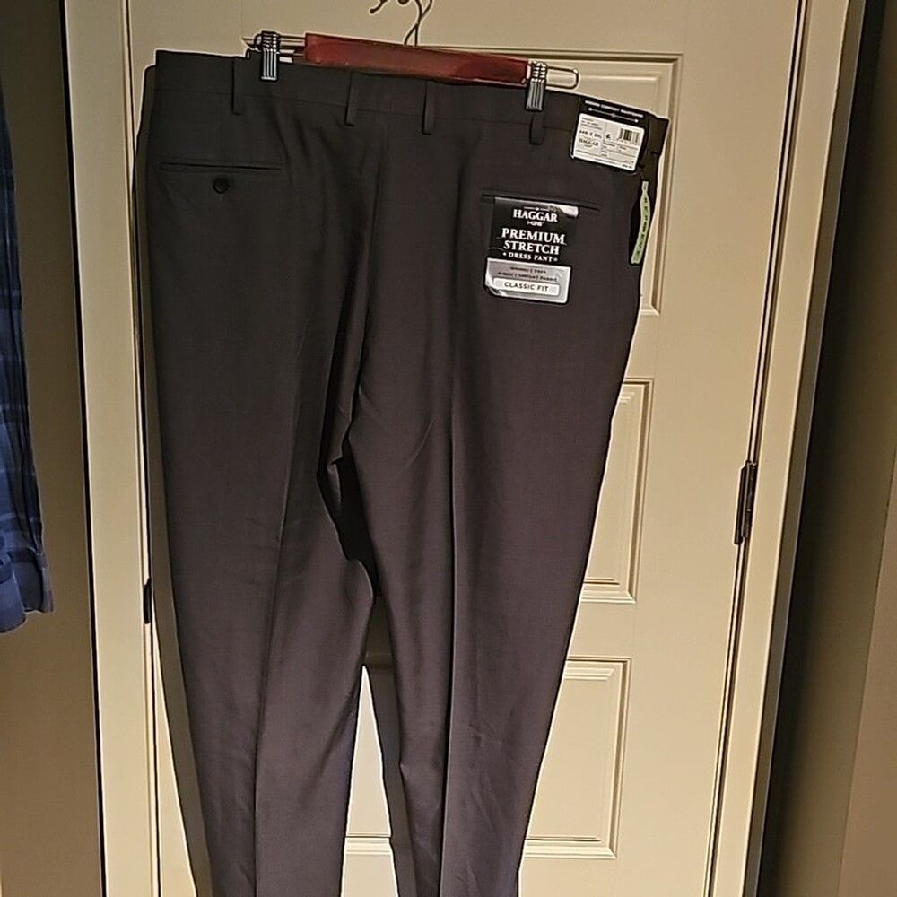 HAGGAR MEN'S CLASSIC FIT DRESS SLACKS SIZE 44W X 30L - Picture 2 of 8